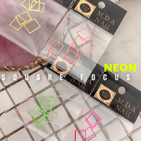 Bonnail × mda Square Focus M Neon Pink